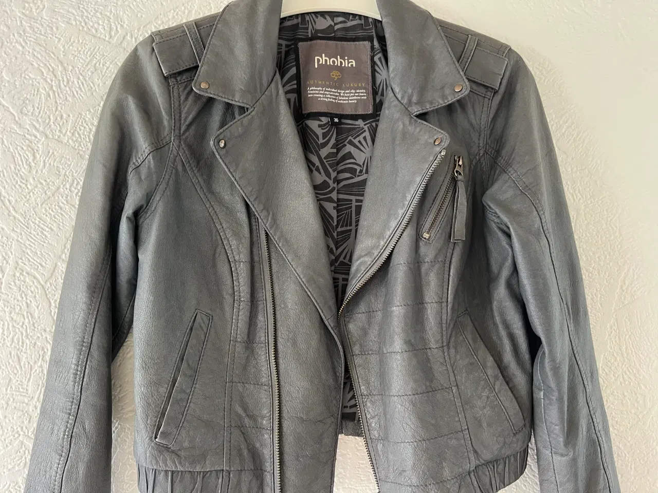 Billede 9 - Grå Skindjakke fra Phobia. (Str. 36)