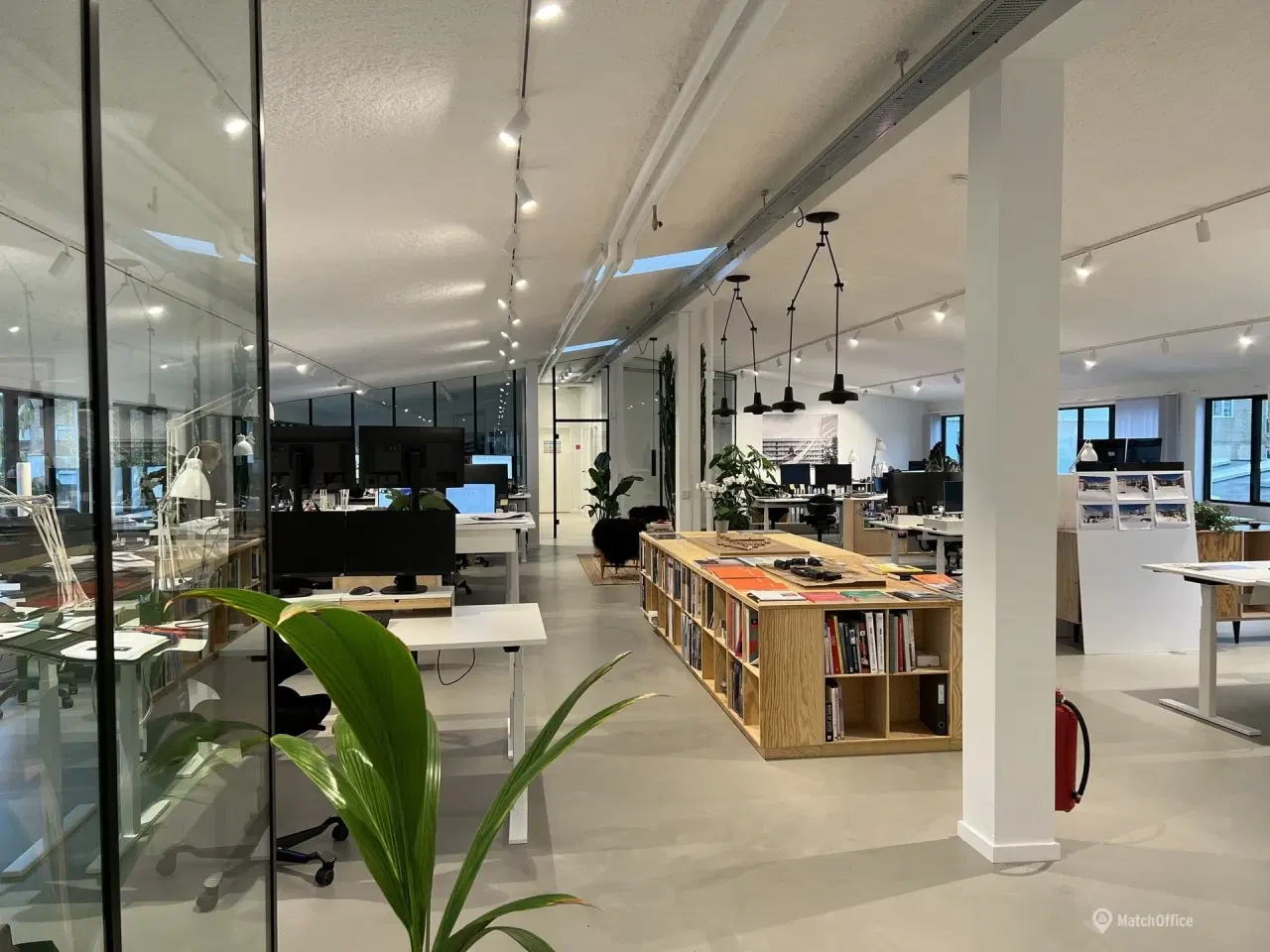 Billede 9 - 3 kontorpladser til leje i åbent kontormiljø