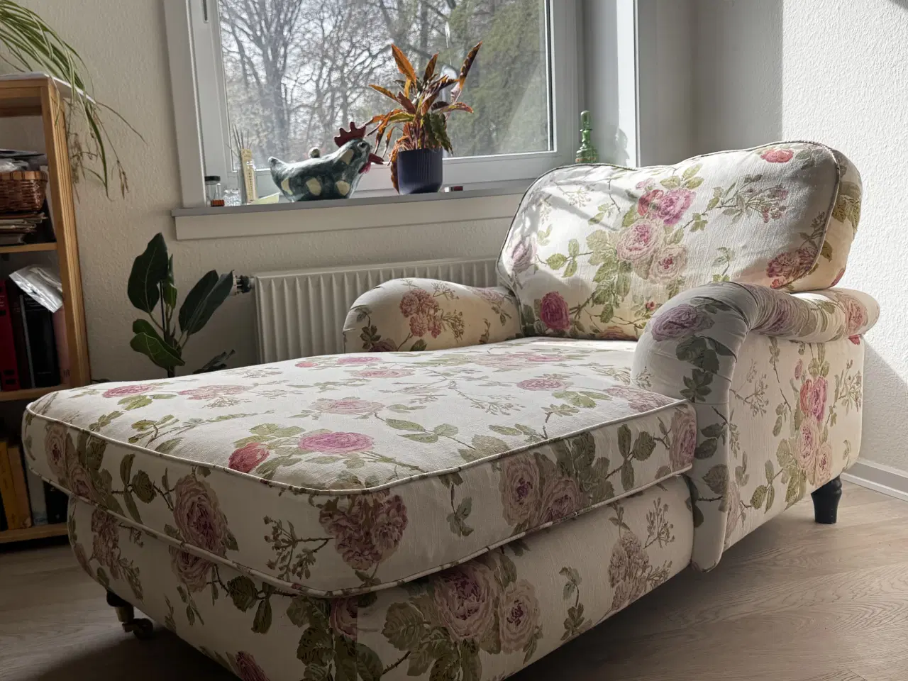 Billede 1 - Chaiselong med fint blomstermønster