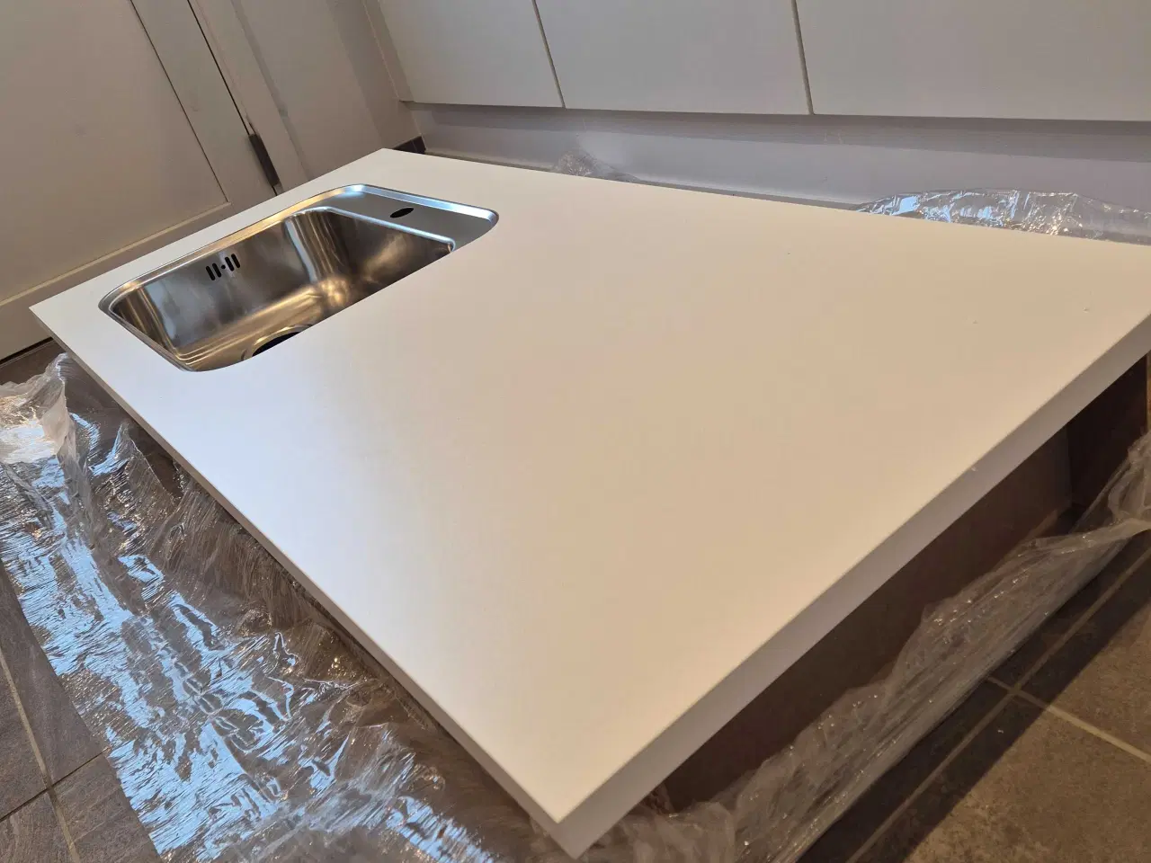 Billede 4 - Bordplade med nedlimet vask.