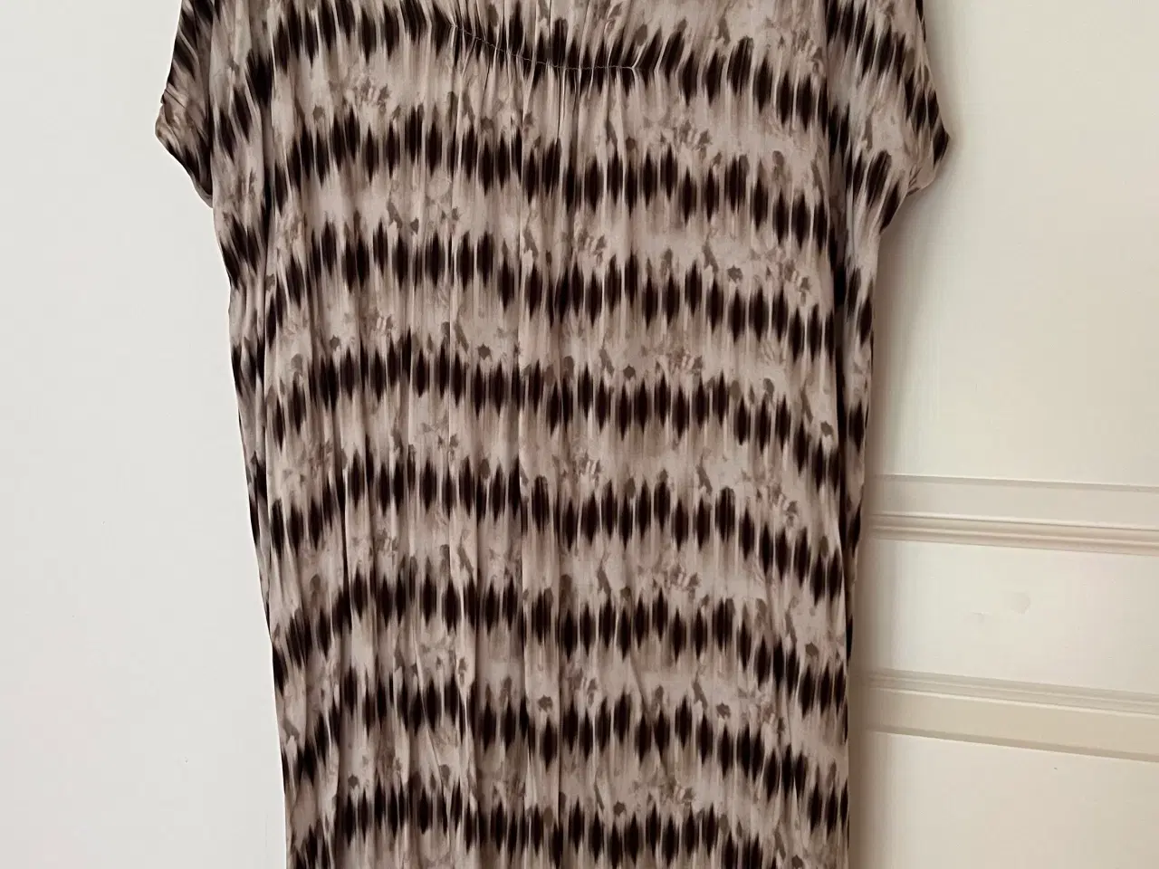 Billede 2 - QUE kjole – str. 38 (passer L/XL)