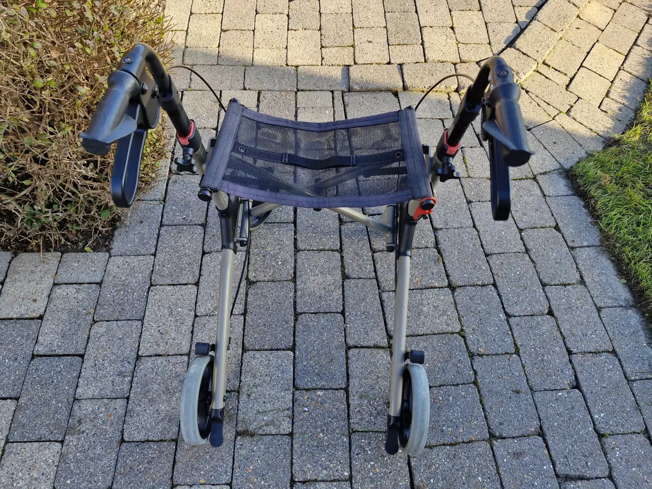 Billede 4 - MEGET VELHOLDT ALUMINIUMS LETVÆGTS-ROLLATOR 