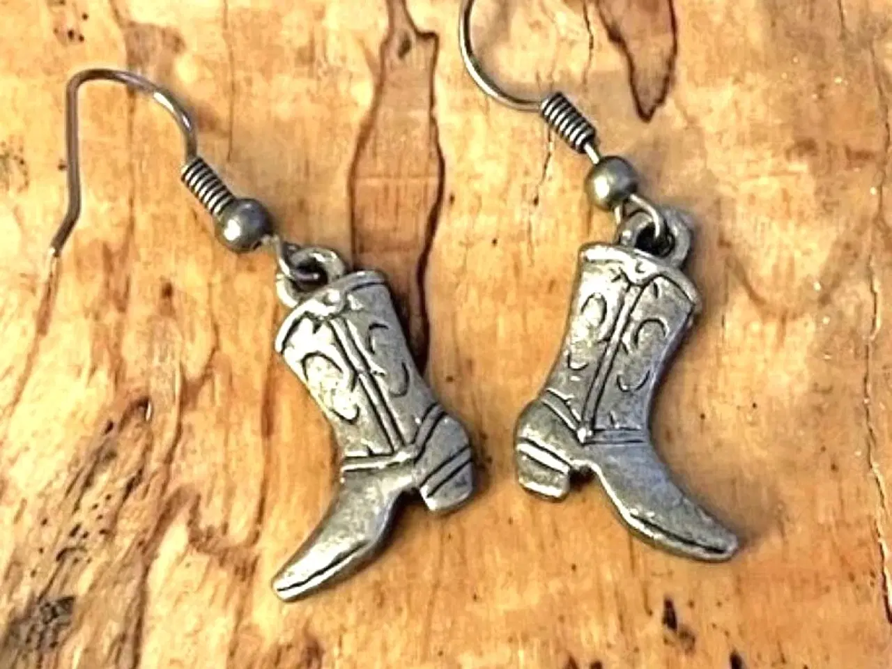 Billede 1 - Håndlavede øreringe med cowboystøvler - vælg selv