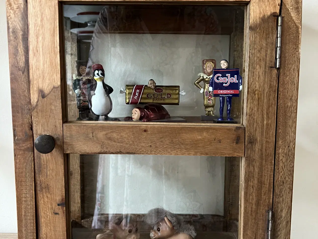 Billede 1 - Smukt lille vitrineskab i genbrugs træ og glas 