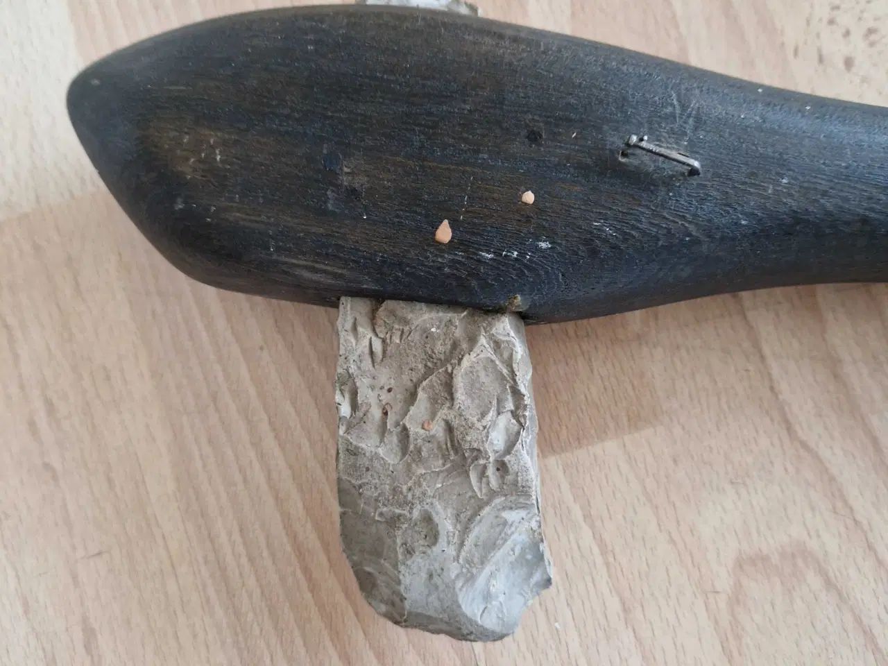 Billede 2 - Stenøkse, flint, på nyere sort træskaft