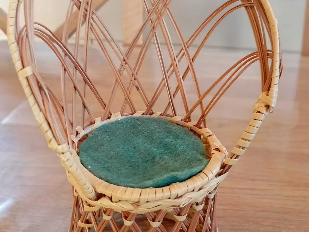 Billede 2 - Vintage påfuglestol med sød nisse