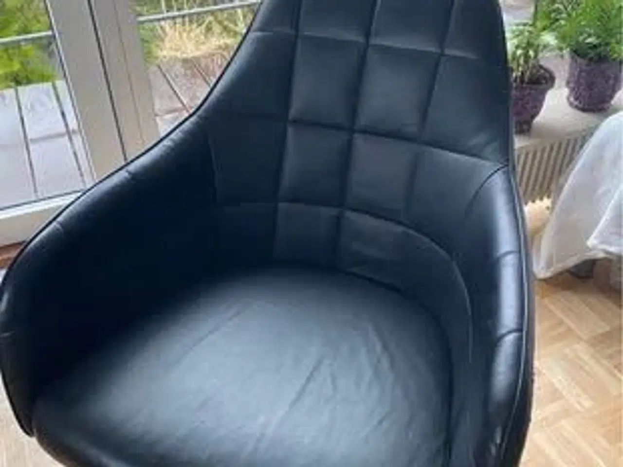 Billede 2 - Lænestol i sort kunstlæder