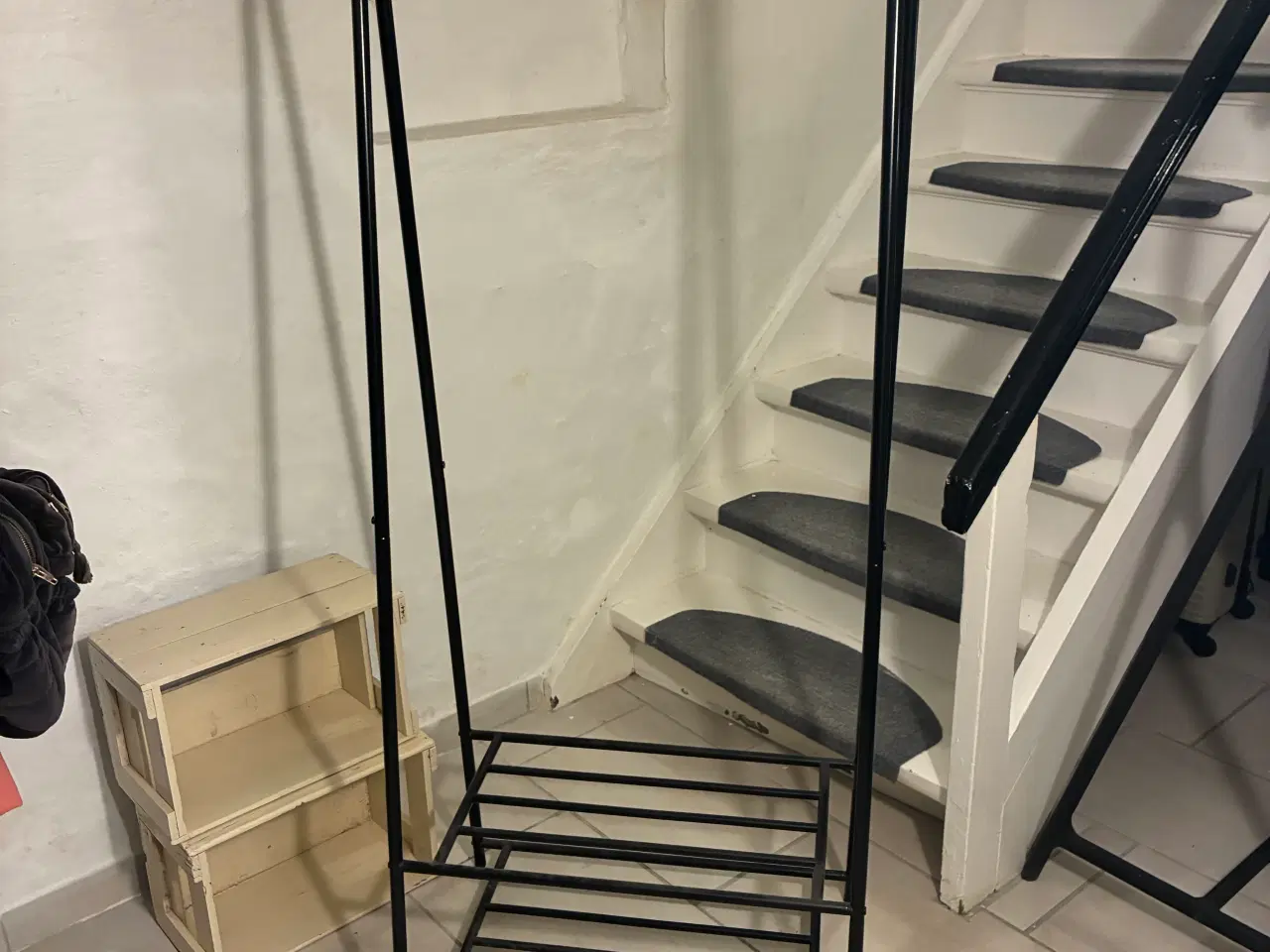 Billede 1 - Sort tøjstativ med hylder