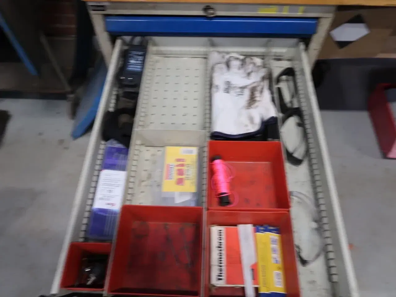 Billede 5 - Arbejdsbord med skruestik samt div. Værktøj