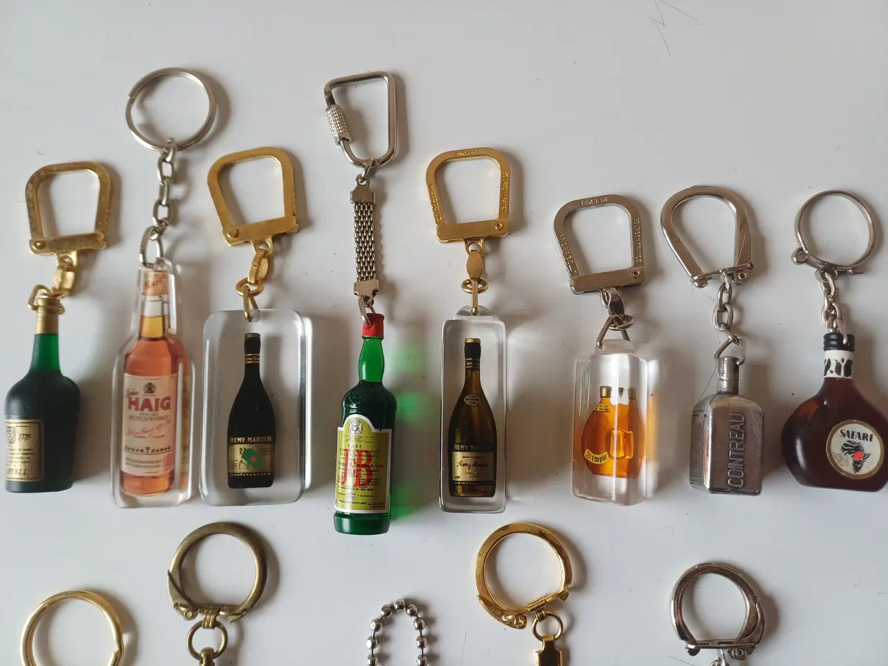 Billede 2 - Nøgleringe med flaskemotiver og metalvedhæng