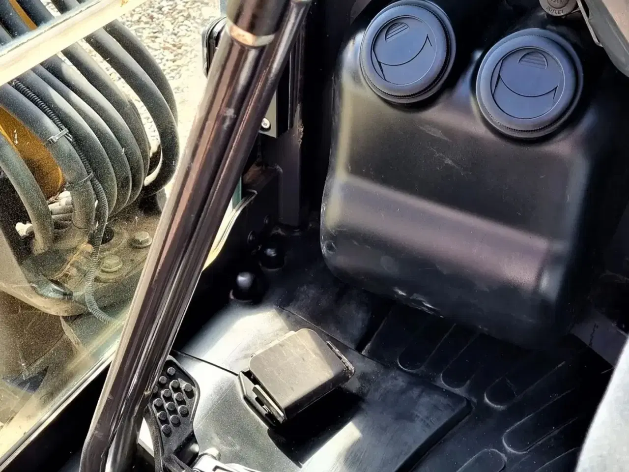 Billede 16 - KATO - IHI 27 V4 / kun 1000 timer / Tiltman og skovlsæt / årg. 2019