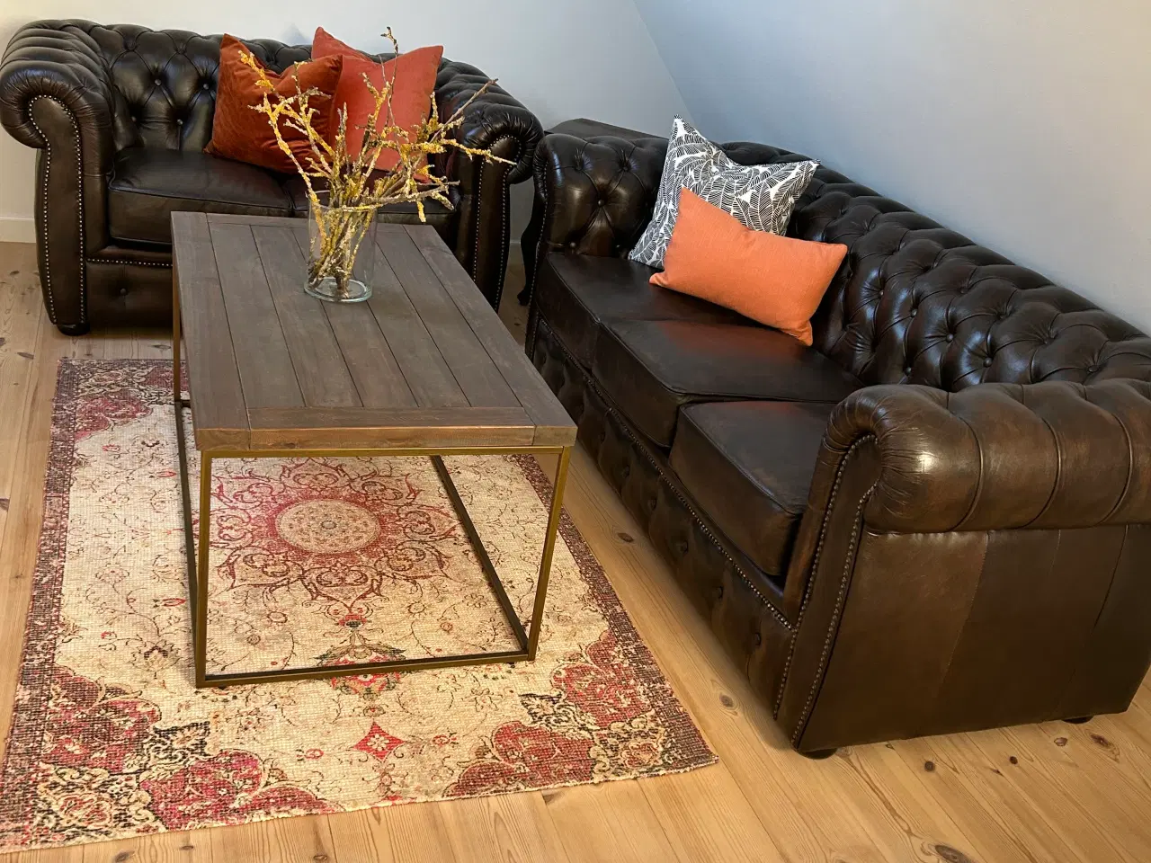 Billede 1 - Sofaer Chesterfield stue incl bord og tæppe 