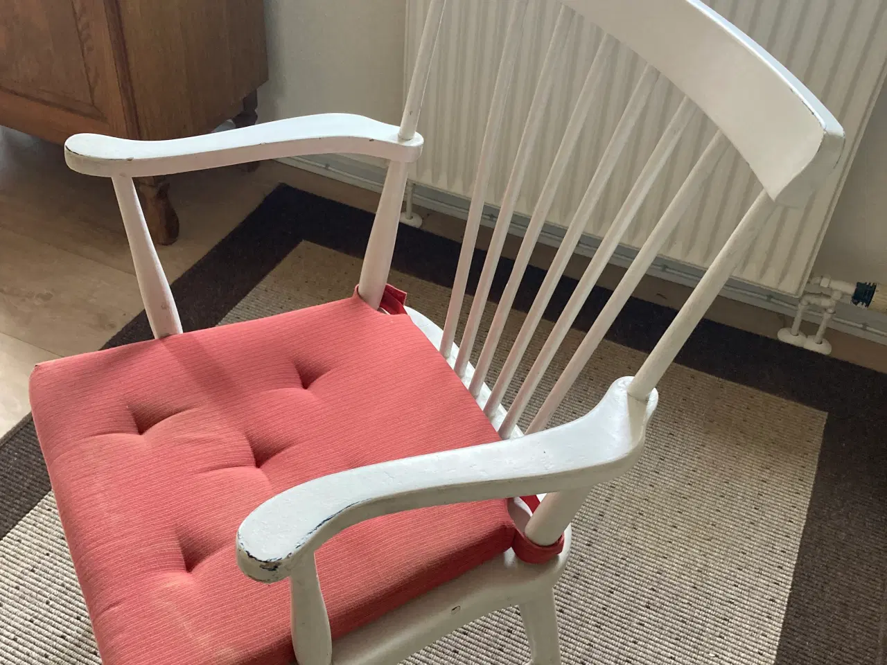 Billede 12 - Hvid træstol med armlæn