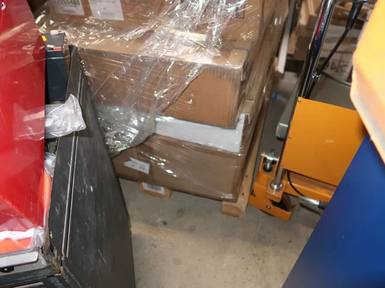 Billede 4 - Palle med div. Reservedele bl.a. køleskabsdøre m.m.