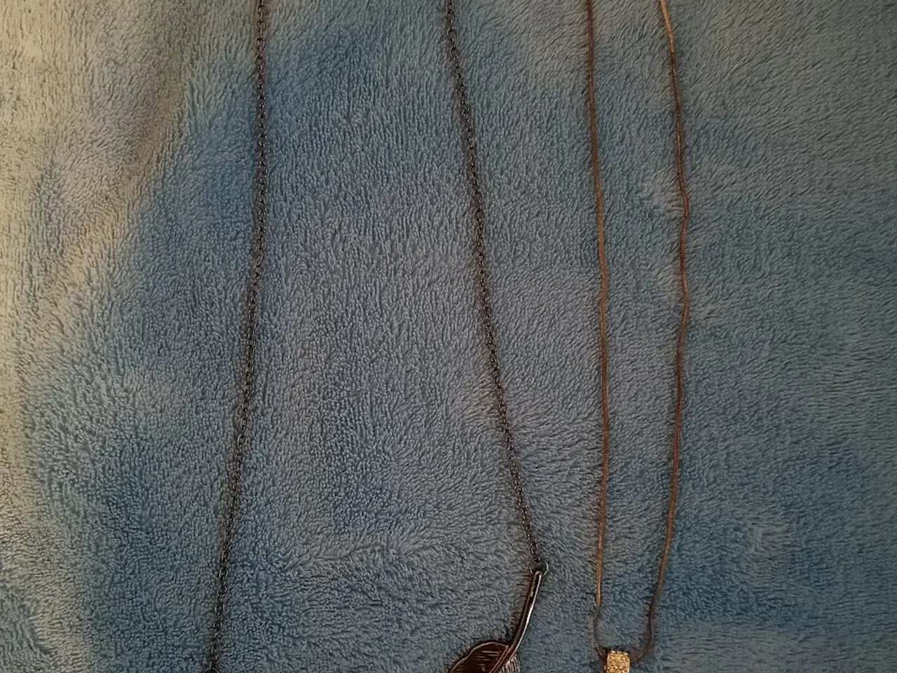 Billede 11 - Plastboks med diverse smykker fra Simili & Pilgrim