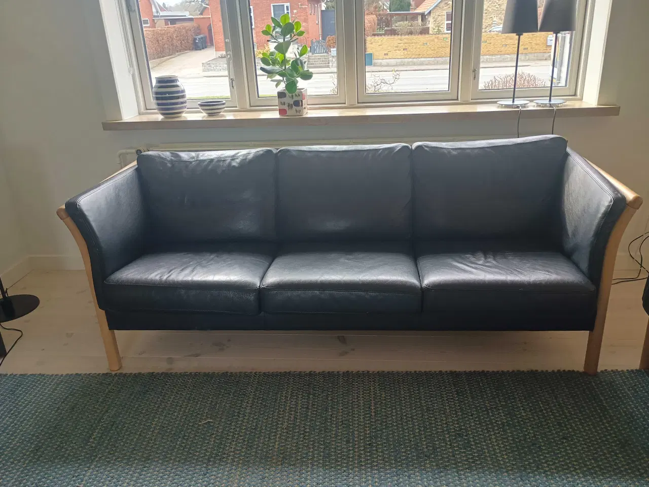 Billede 1 - Sort lædersofa med god polstring sælges 