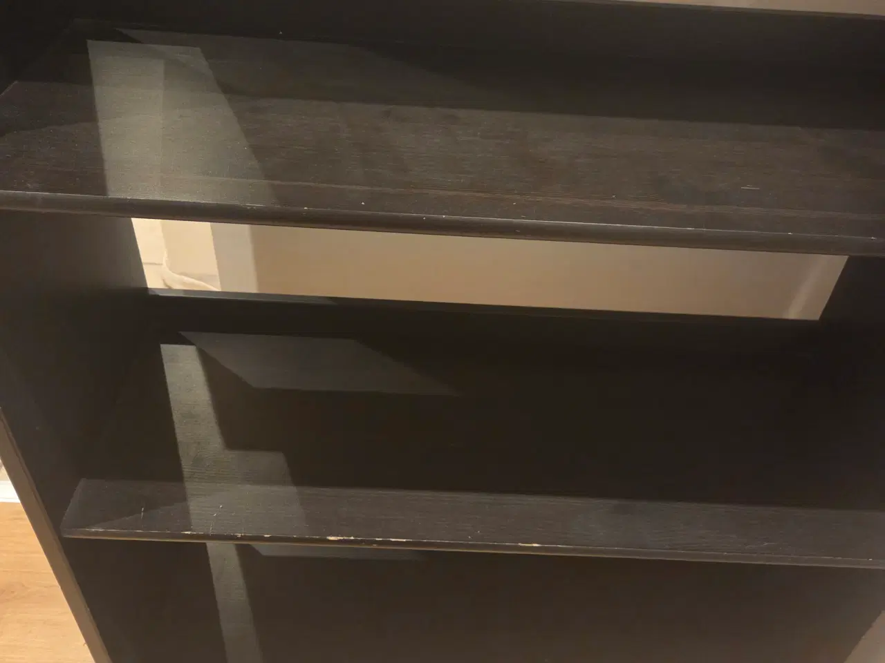 Billede 4 - Sort reol fin men brugsspor