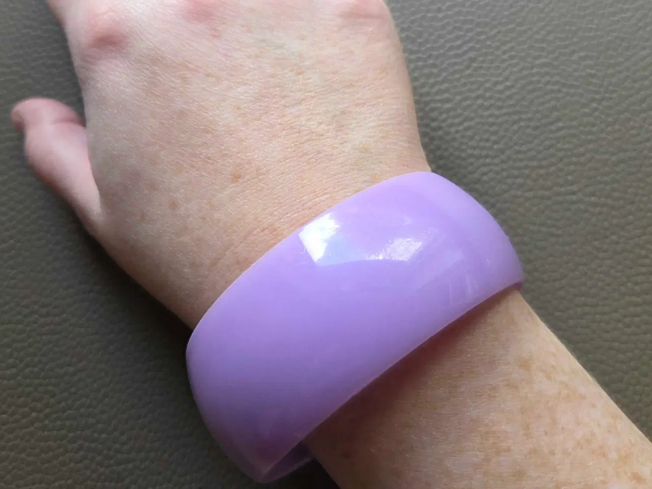Billede 1 - Lyselilla akryl armbånd