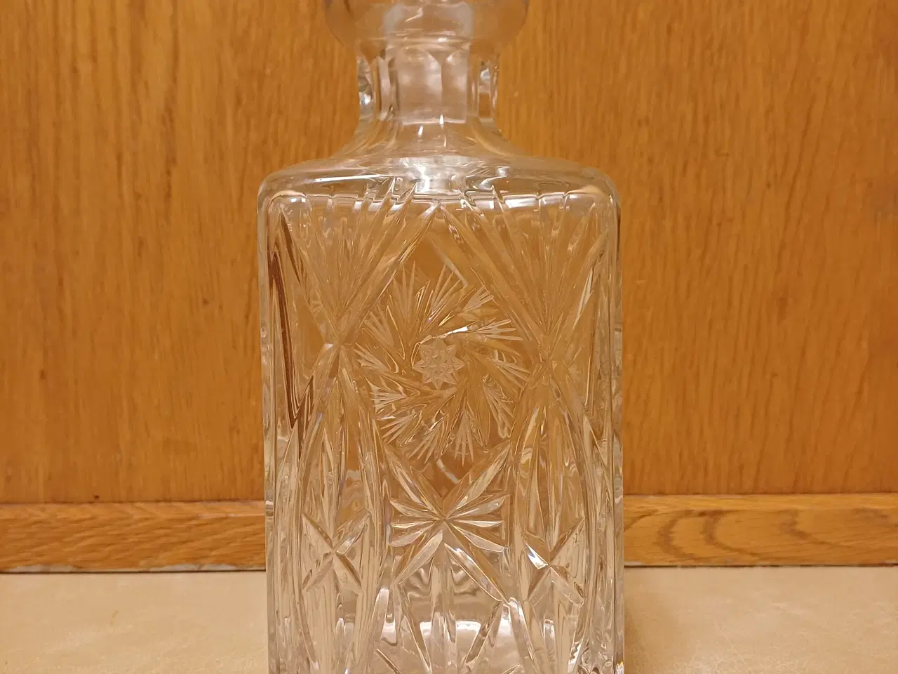 Billede 1 - Krystal vinkaraffel med mønster og prop
