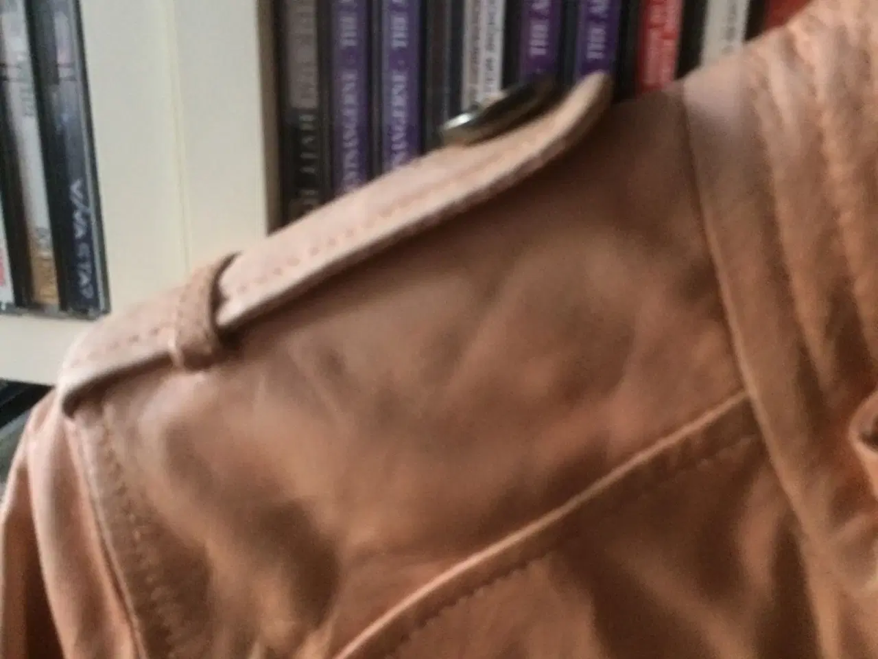 Billede 3 - lys rosa læder jakke