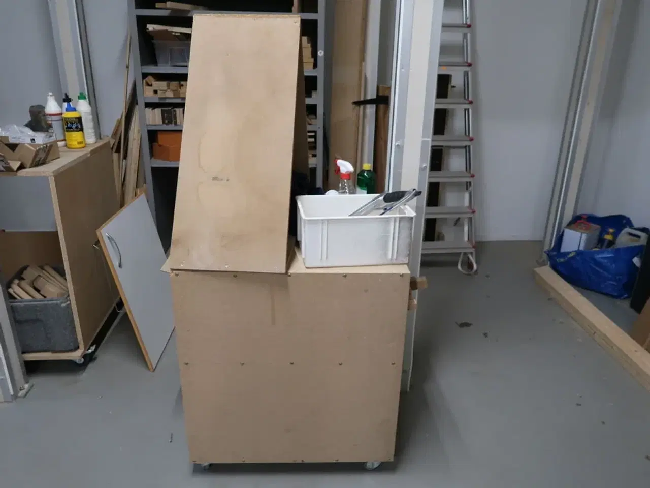 Billede 2 - Arbejdsborde/reoler med div. Varelager og værktøj