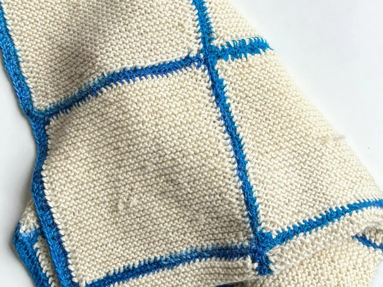 Billede 2 - Barnevognstæppe, strikket m blå kant
