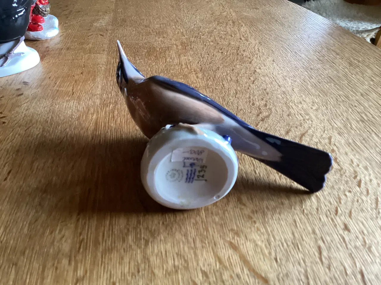 Billede 6 - Kgl Drossel Fugl siddende på blå Bær