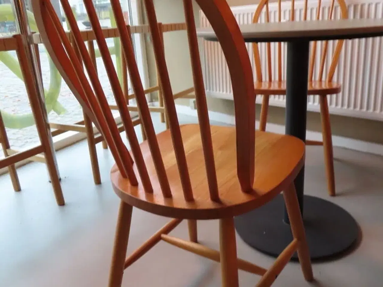 Billede 6 - 4 stk. cafeborde med stole, samt børnestol og bord