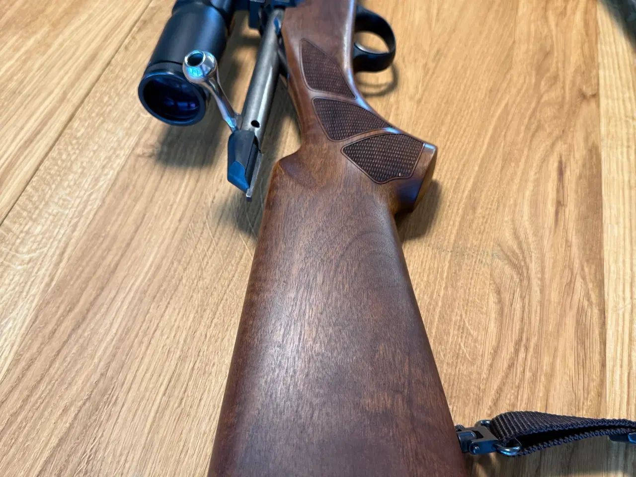 Billede 3 - Tikka T3 Hunter riffel med lyddæmper og optik