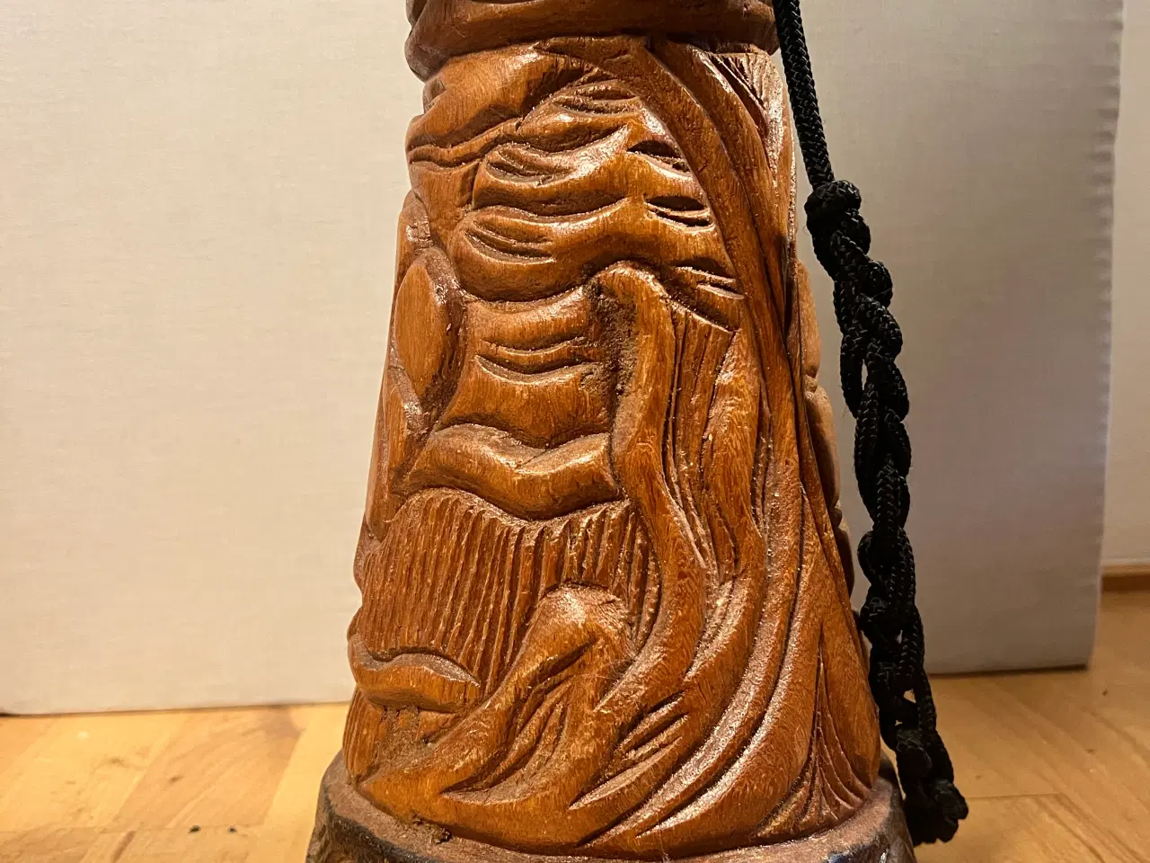 Billede 4 - Smuk djembe, håndskåret i ét stykke træ