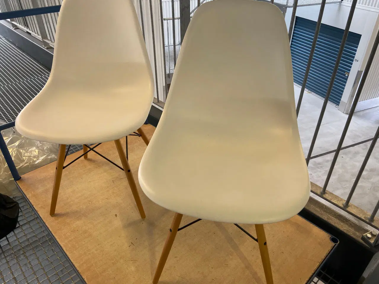 Billede 1 - 2 Eames DSW hvide stole m. ahornben