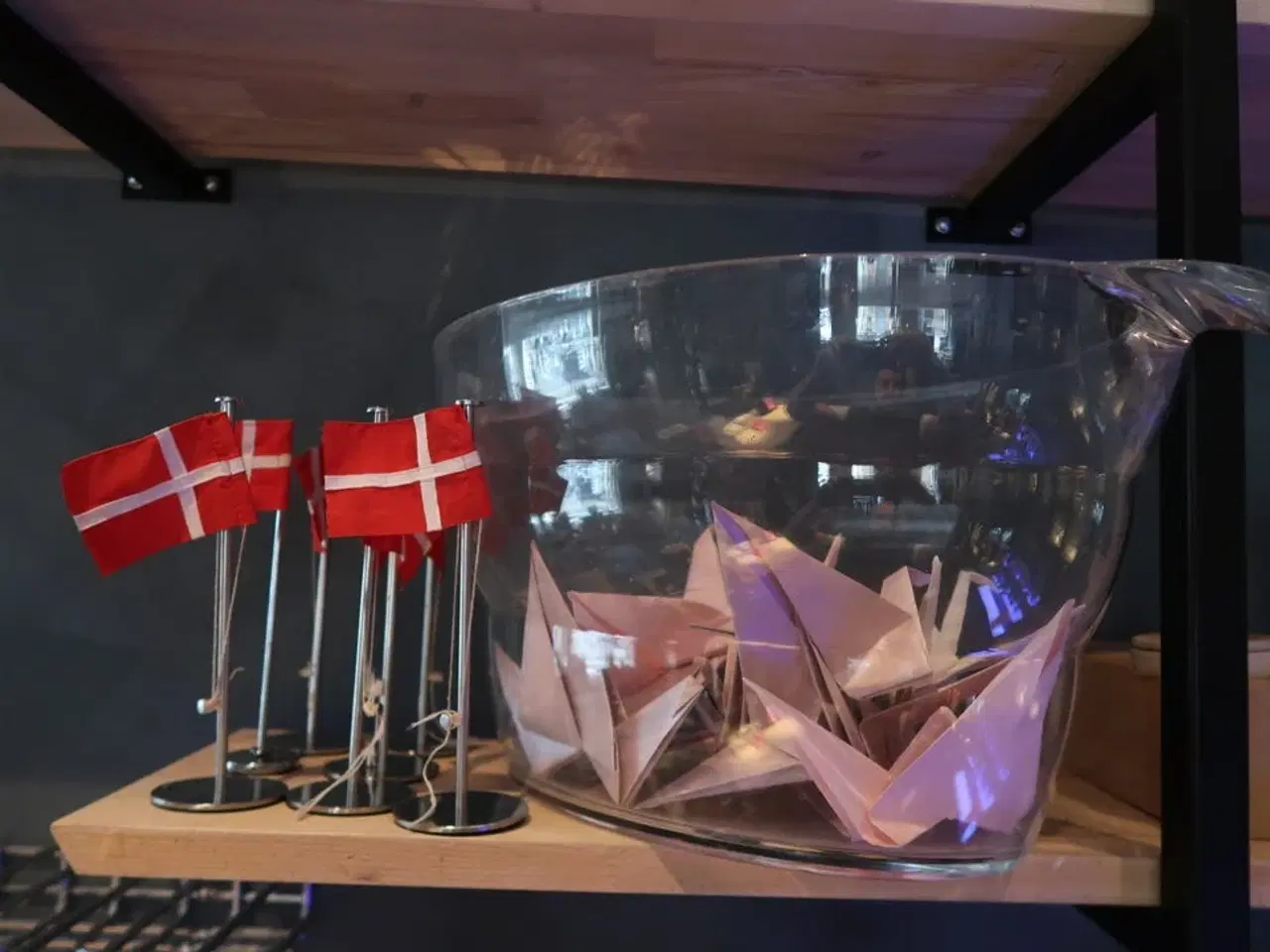 Billede 5 - Reol med indhold