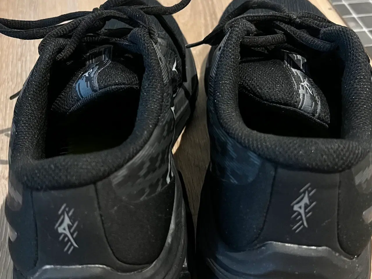 Billede 2 - Mizuno Wave Equate 7 løbesko str 40 sort