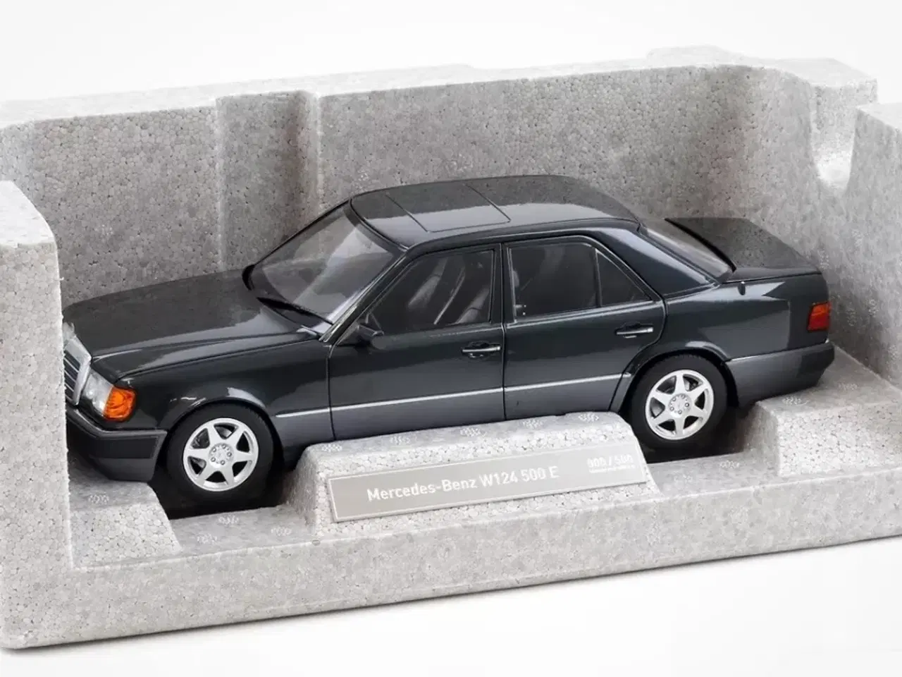 Billede 6 - 1:18 Mercedes E500 W124