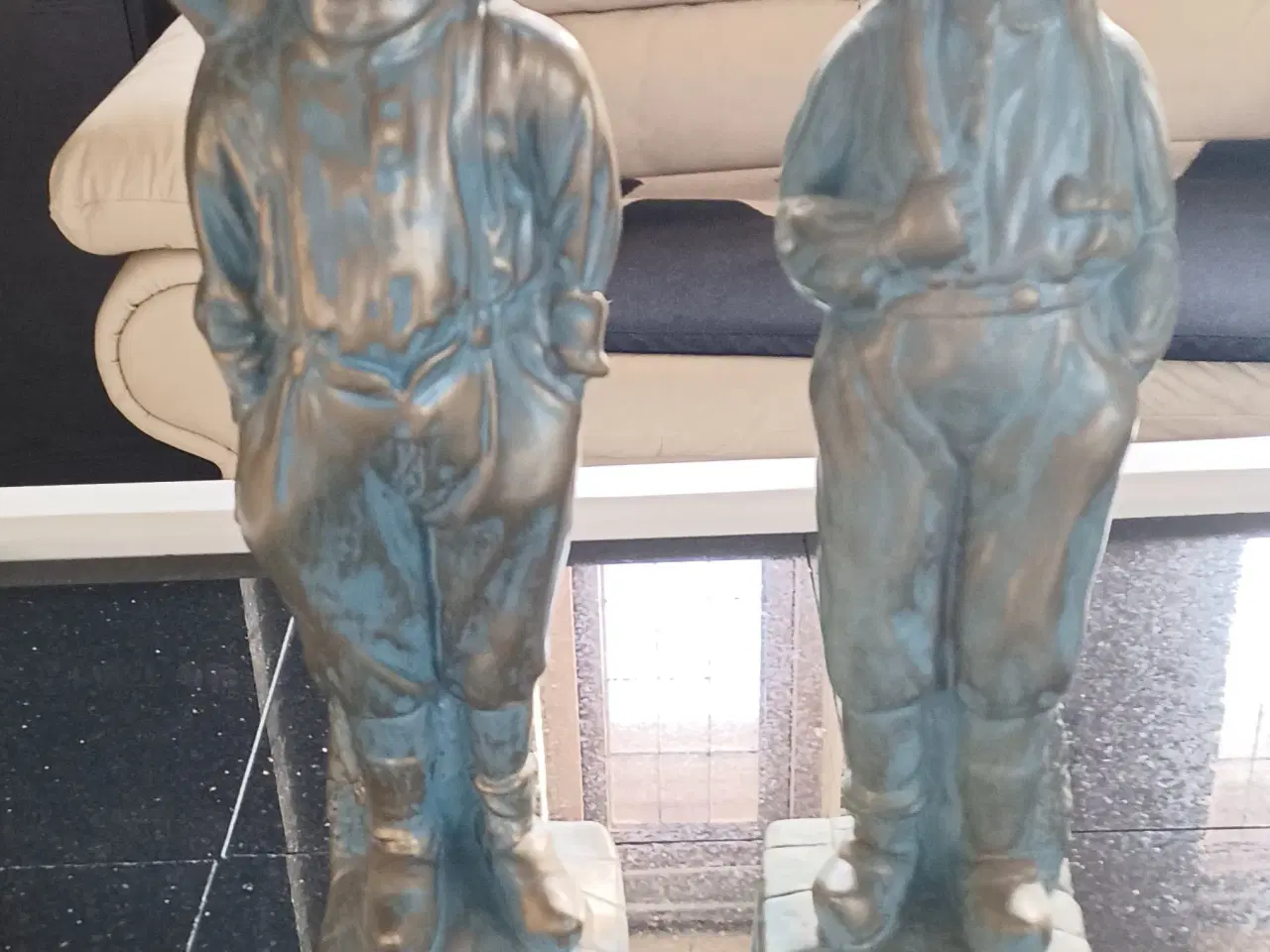 Billede 1 - 2 håndmalet bronzelook figurer