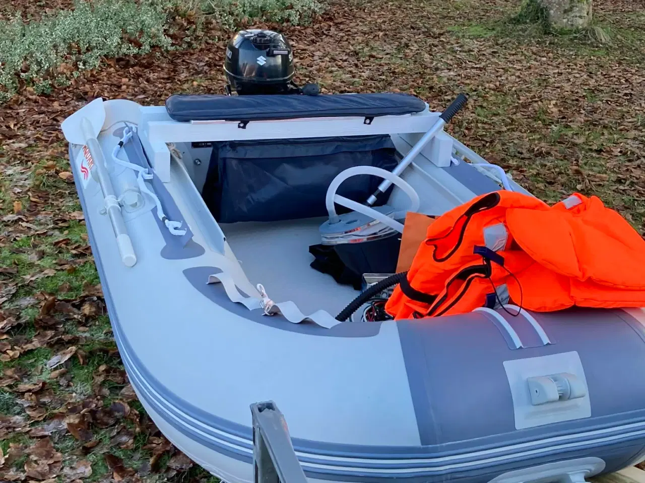 Billede 2 - Gummibåd 2,5 m med Suzuki 2,5 hk, transporthjul mv