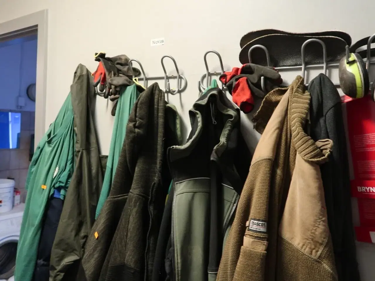 Billede 2 - Div. Arbejdstøj, sko samt bænke