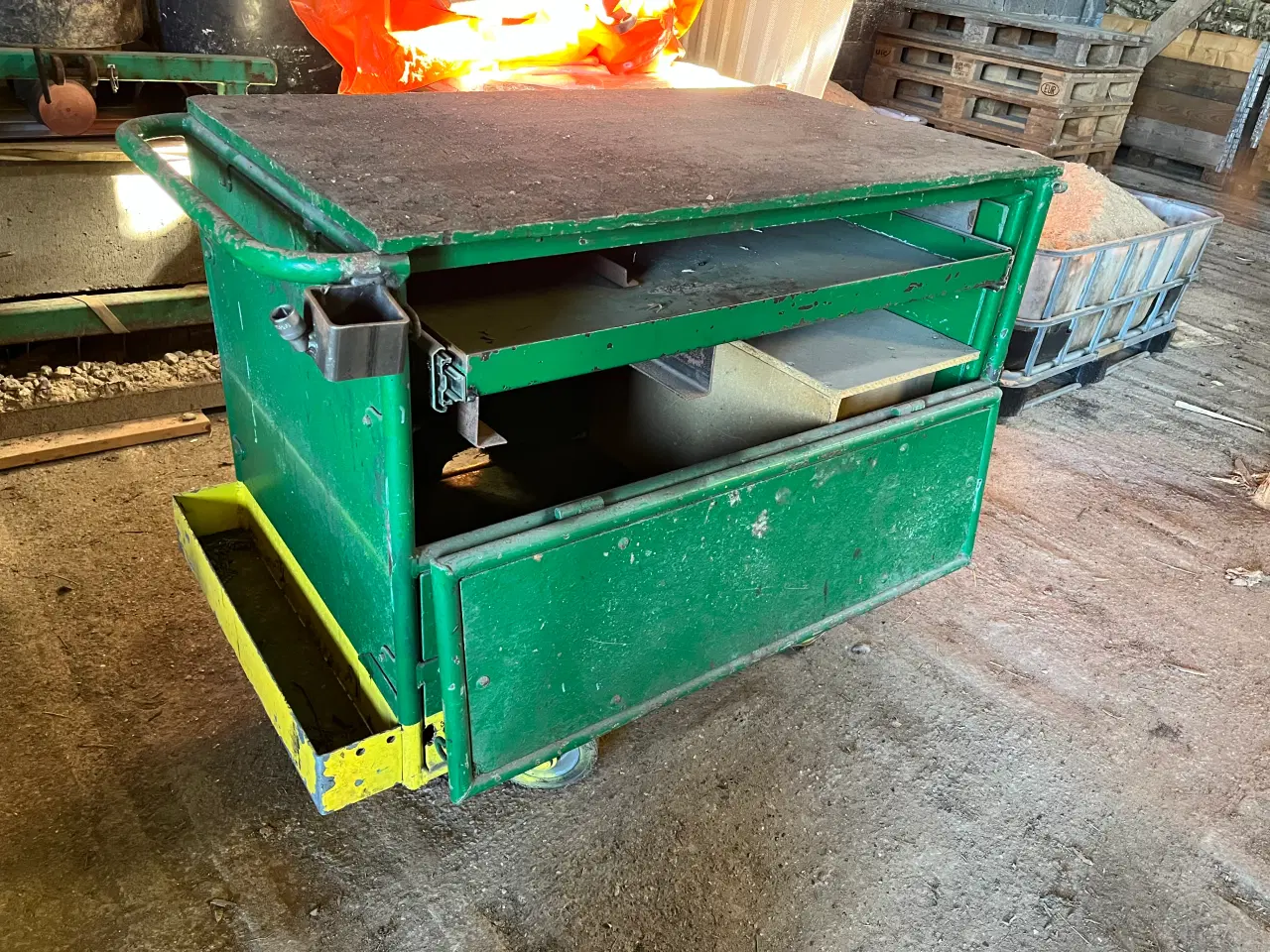 Billede 1 - Kraftig Værkstedsbord på hjul