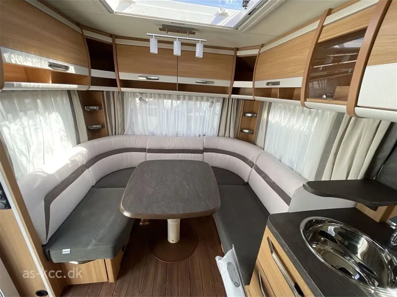 Billede 8 - 2018 - Knaus Südwind 450 FU   Knaus Südwind årg. 2018 4 sovepladser, 5 siddepladser, mover, posemarkise, cykelholder.
