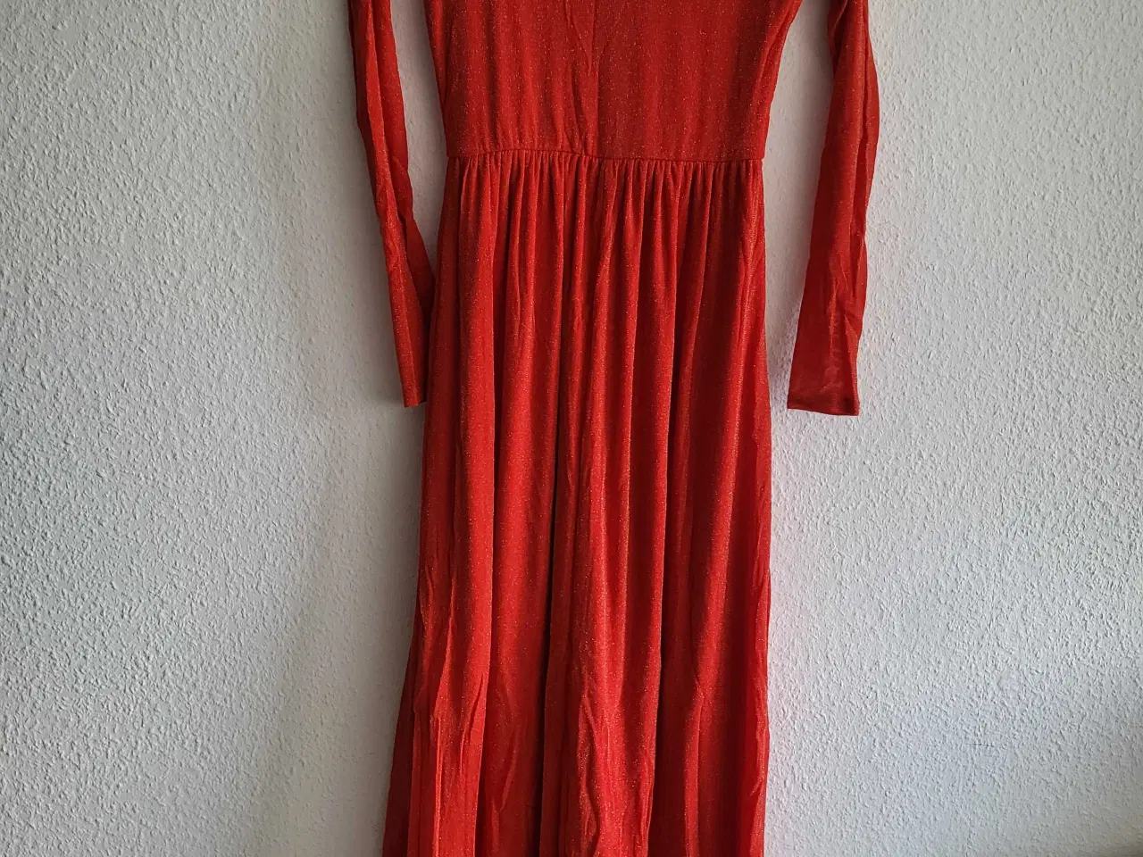 Billede 2 - Rød glimmer kjole 