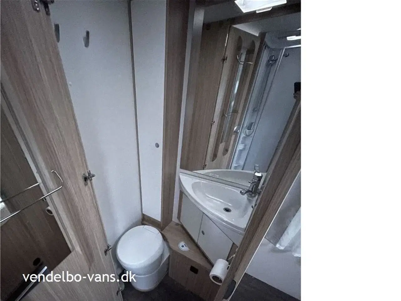 Billede 3 - 2021 - SunLight T 69 L   Quensbed med seperat toilet og bad