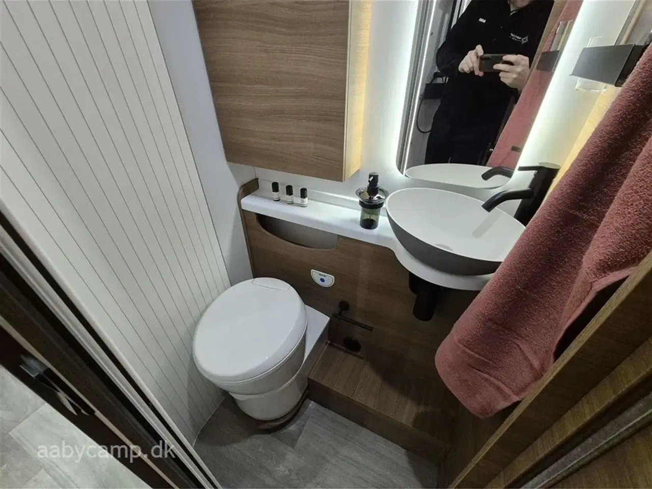 Billede 20 - 2026 - Benimar Mileo 268   Nk pakke. 8 Trins Automatgear. 140 Hk.  200W Solceller. Truma Combi Diesel. Kompressor Køleskab 150L. Emhætte.