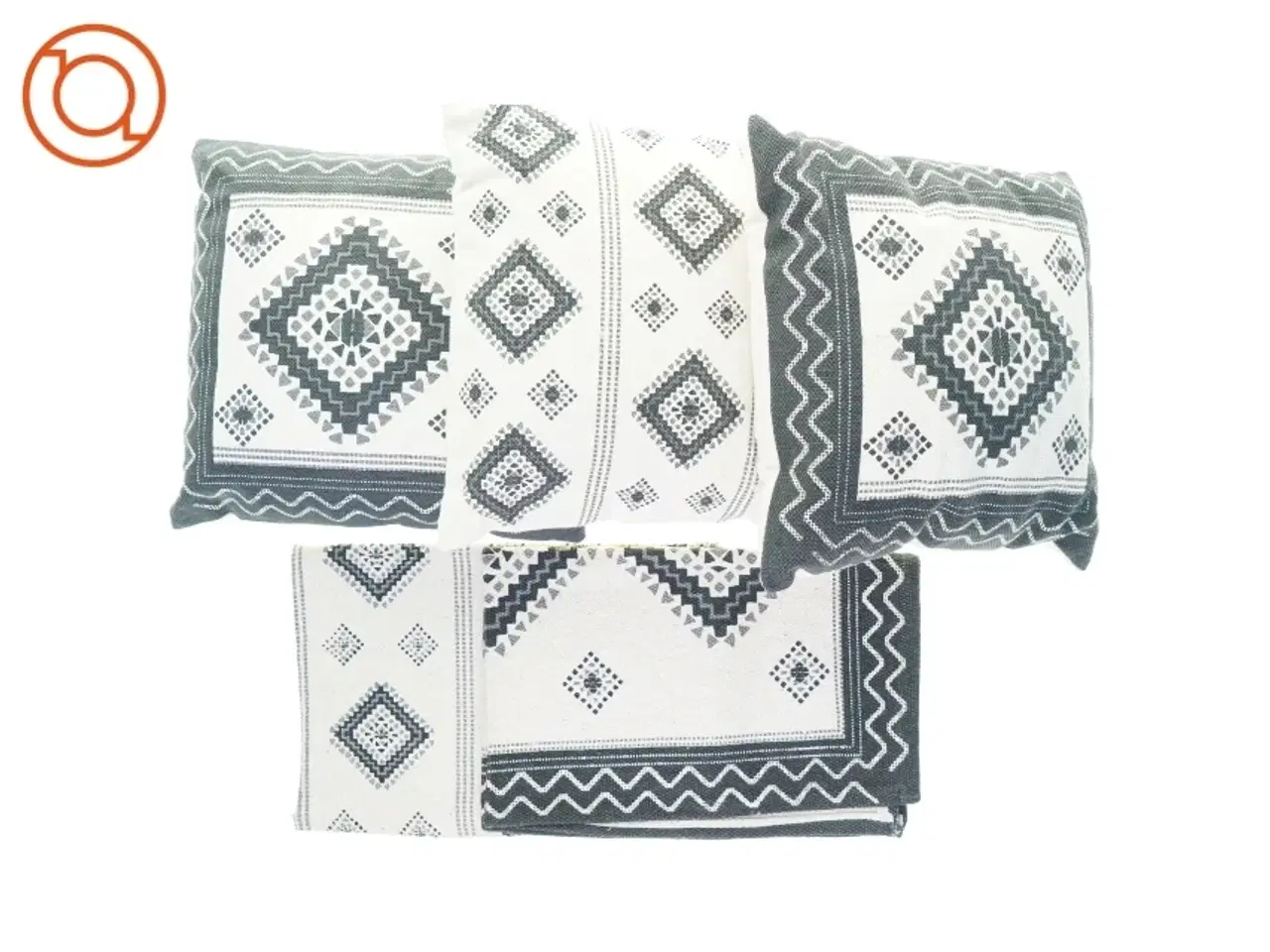 Billede 2 - Tæpper/løber (2 stk) og pyntepuder (3 stk), måler hhv 93 x 61 og 45 x 45 cm