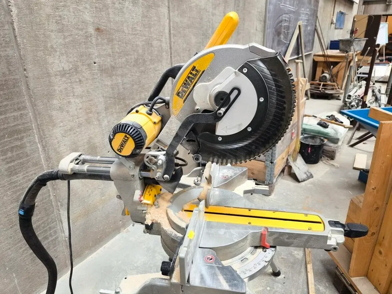 Billede 2 - Kap/geringsav DEWALT DWS780 inkl. MAKITA arbejdsbord