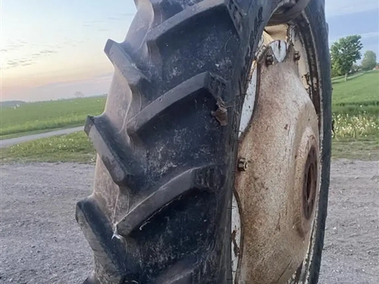 Billede 4 - BKT 270/95R48 og 230/95R32. Prisen er for alle 4 stk.