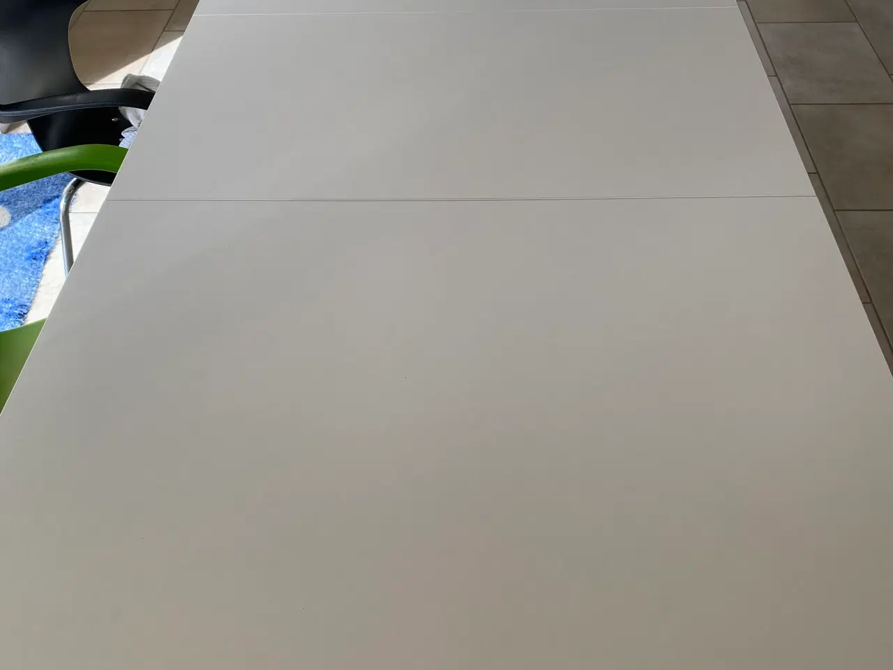 Billede 1 - Hvidt spisebord med 2 tillægsplader