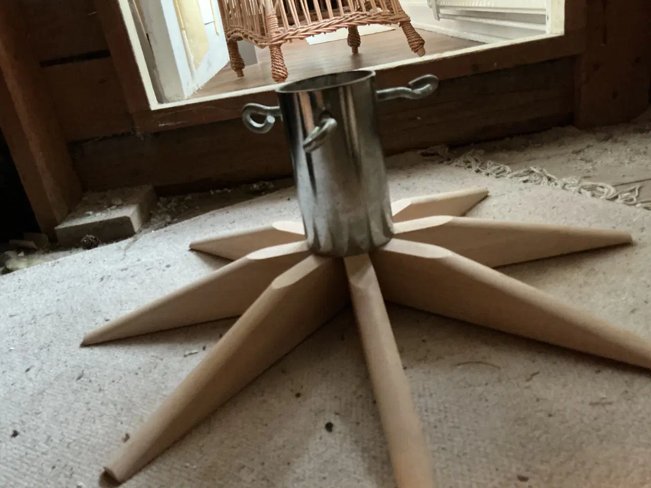 Billede 2 - Juletræsfod i bøg fin stand sælges.