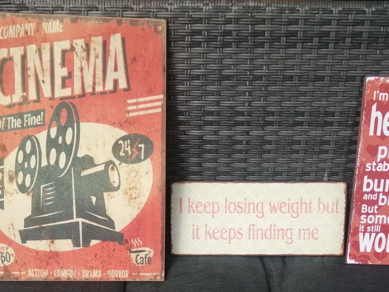 Billede 1 - NYE, 1 CINEMA TRÆSKILT OG 2 METAL SKILTE