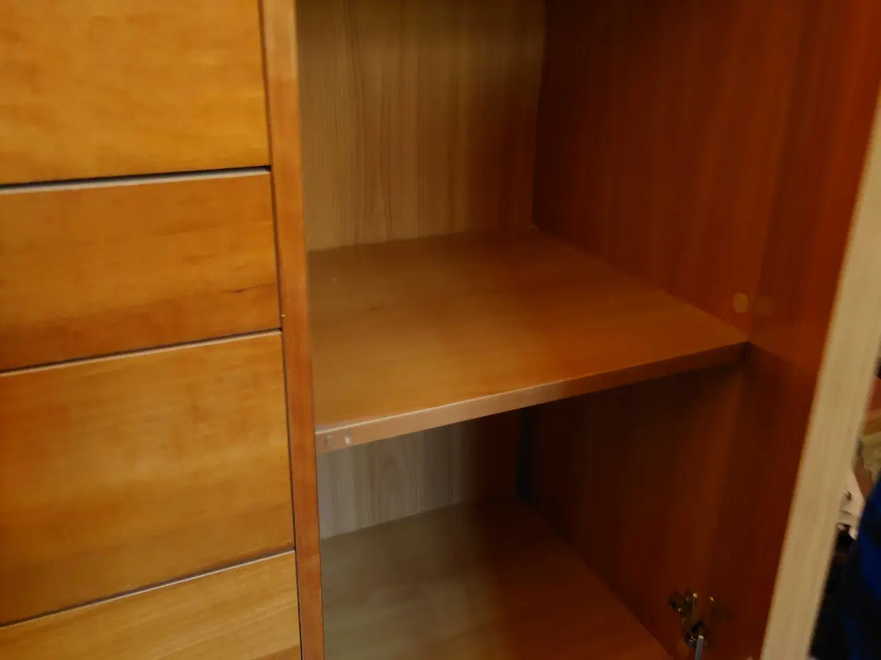 Billede 3 - Fin skænk med skabe og skuffer 