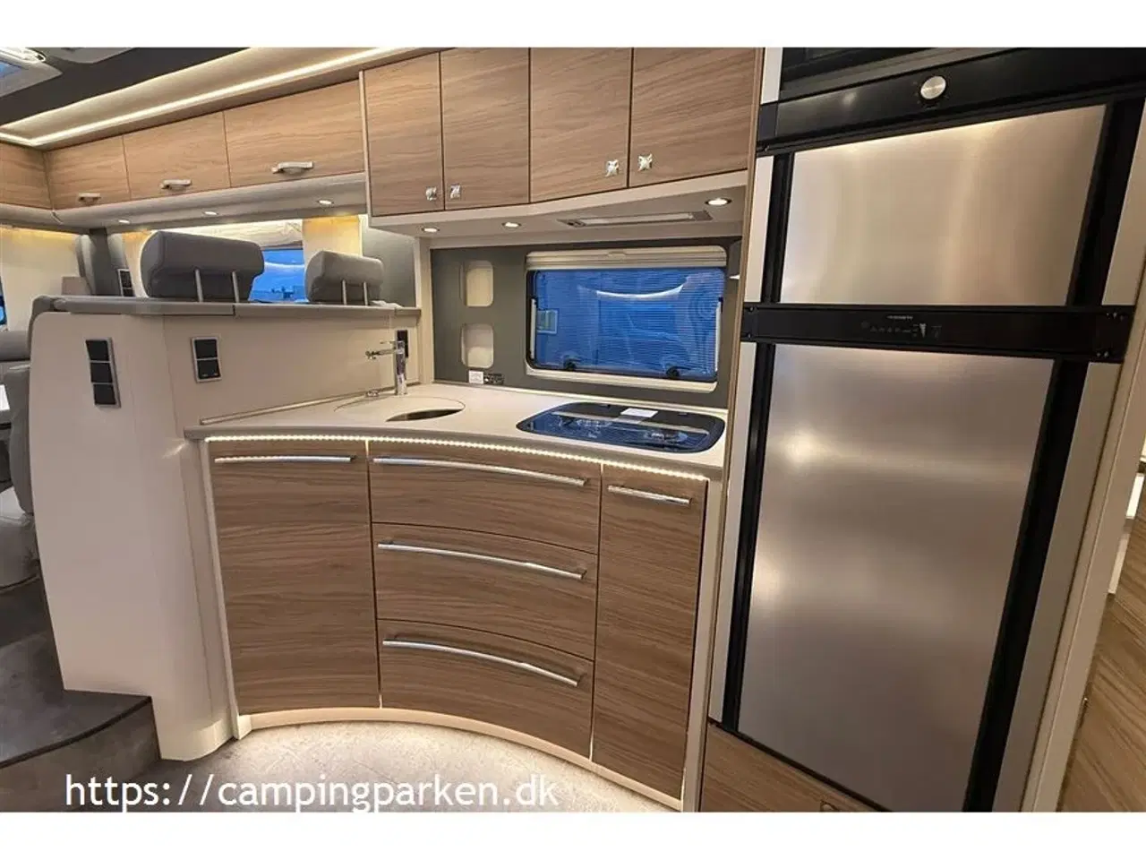 Billede 8 - 2026 - Dethleffs Den ultimative helårsbolig med loungesiddegruppe og gourmetkøkken